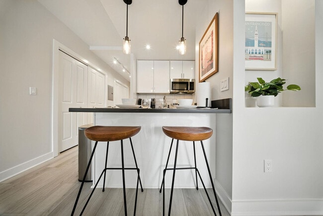 Building Photo - 899 Pine St