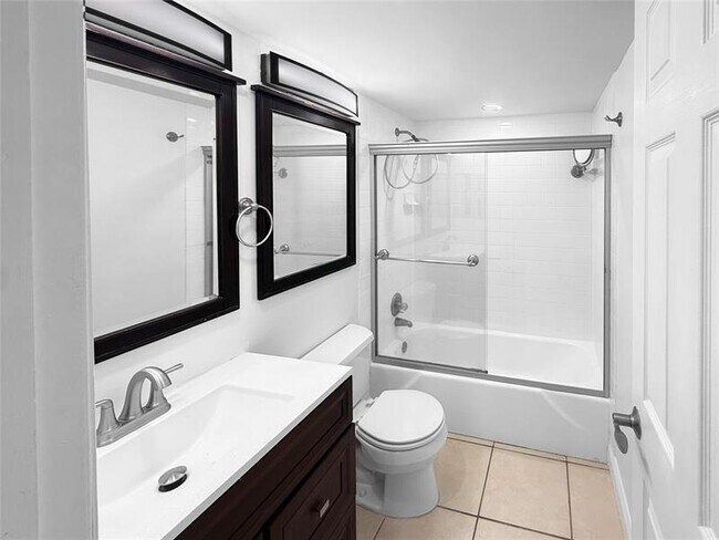 Building Photo - 811 W Oakland Park Blvd