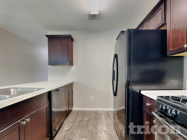 Building Photo - 424 Mallow Dr