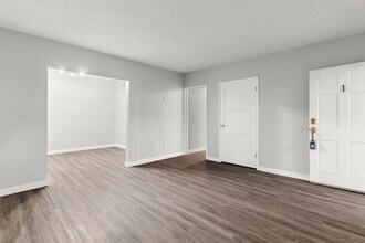 Building Photo - 1900 E 7th St