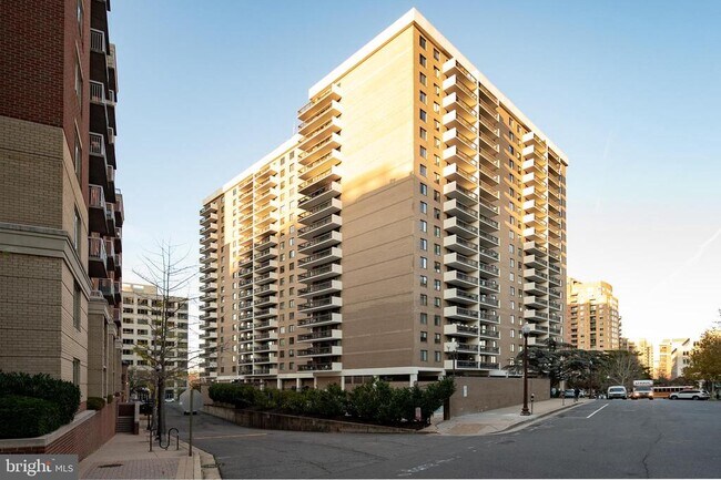 Building Photo - 3800 Fairfax Dr