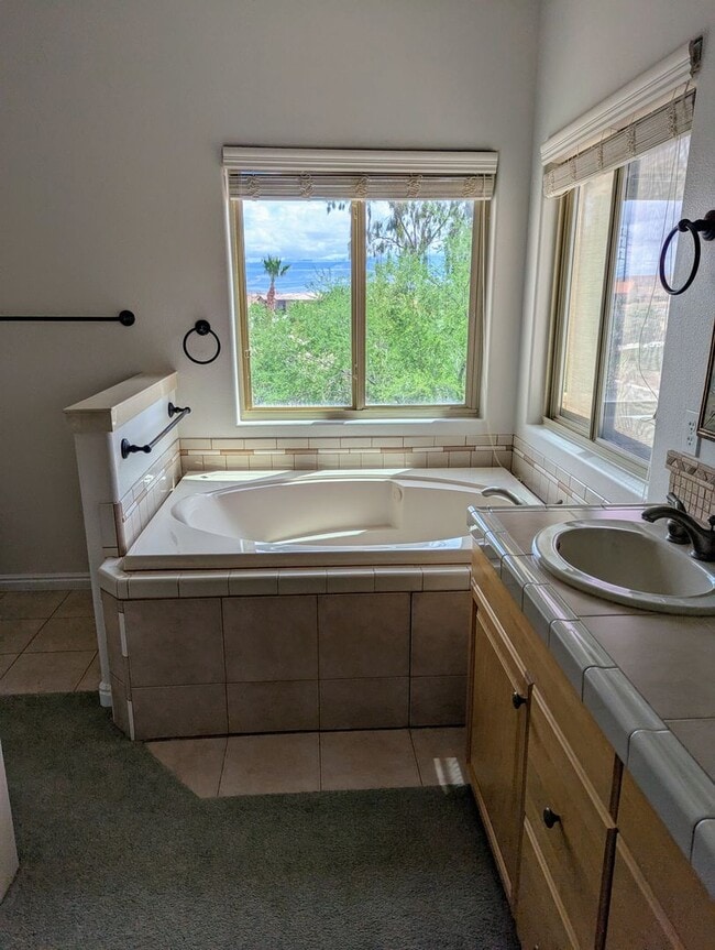 Building Photo - Santa Fe Vistas House!
