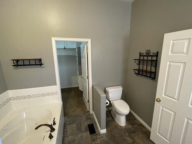 Building Photo - 561 Rocky Knoll Ln