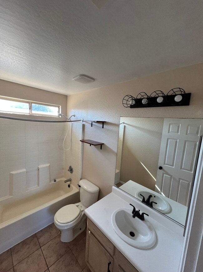 Building Photo - 1371 E 10th Pl