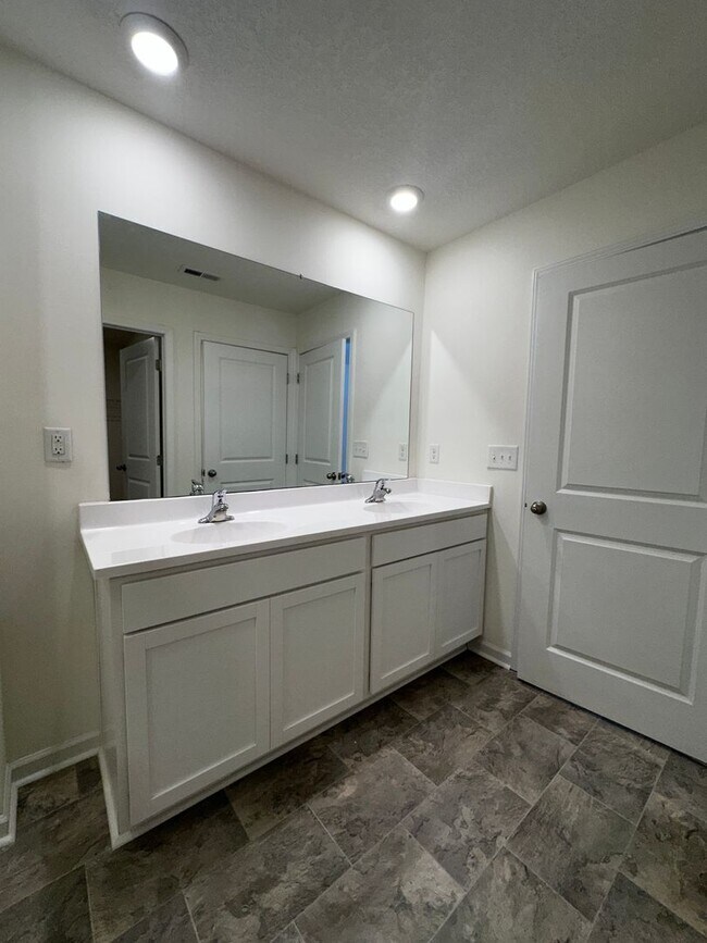 Building Photo - E. Morristown - 3 bed/2.5 bath home with g...