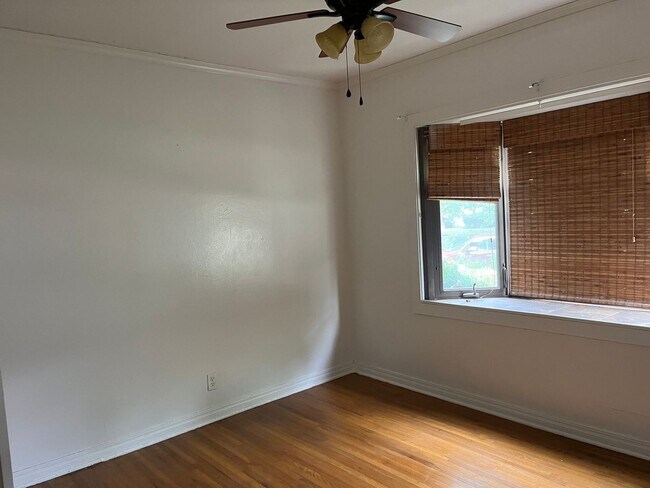 Building Photo - Charming 1950's midtown bungalow near 41st and Peoria