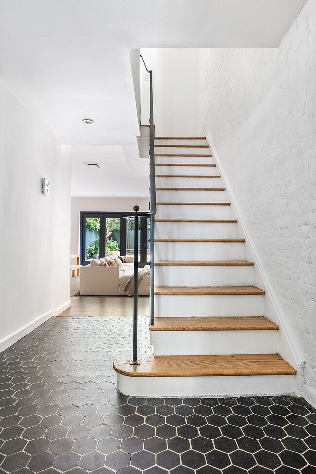 Building Photo - 217 E 31st St