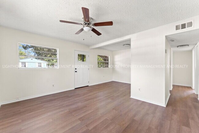 Building Photo - Updated 2 Bedroom Home Near Naval Station Mayport