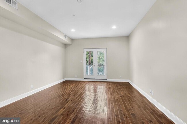 Building Photo - 2050 Frankford Ave
