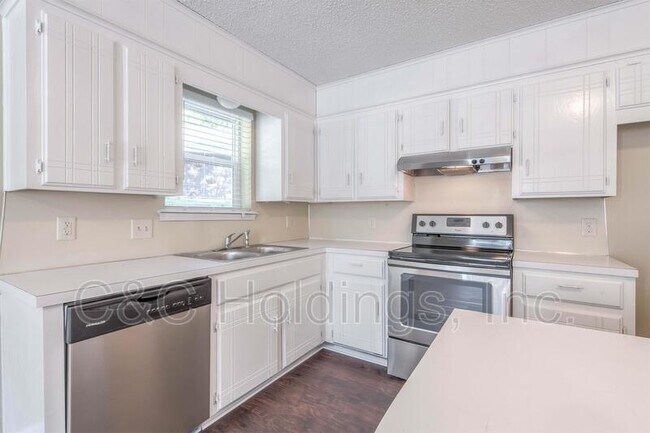 Building Photo - 644 Earthside Dr