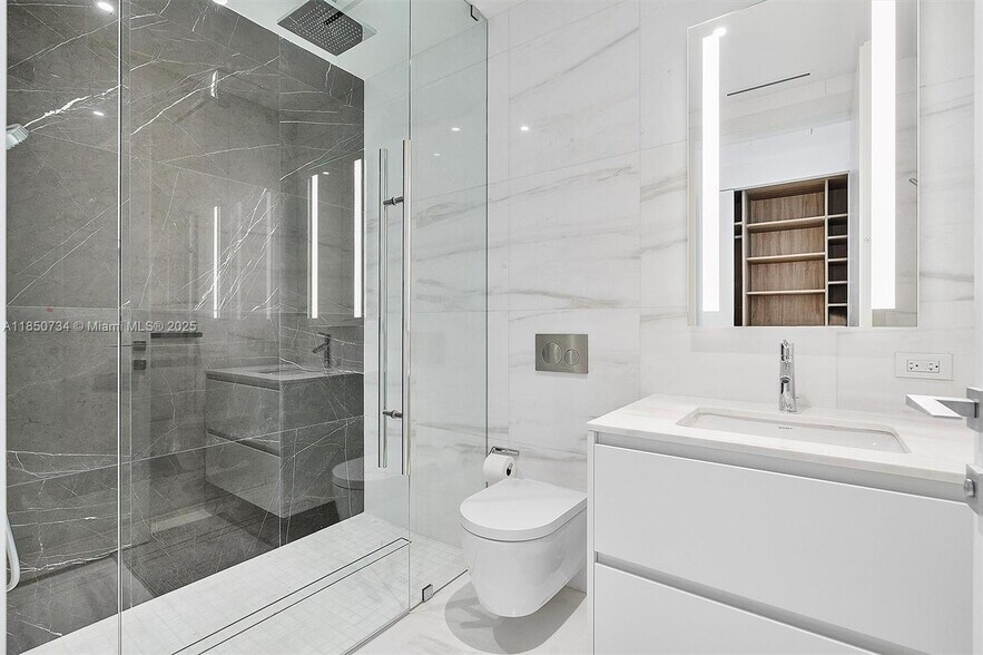 Building Photo - 300 Biscayne Blvd Way