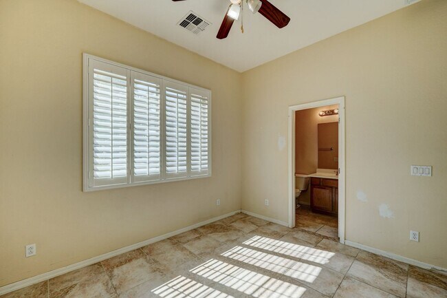 Building Photo - AVAILABLE NOW IN SHAMROCK ESTATES GILBERT!!!