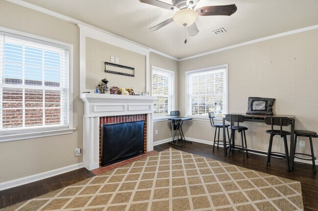 Building Photo - Spacious Home near I-244