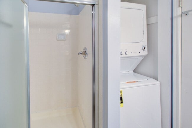 Building Photo - 2 Bed, 2 Bath Centrally Located Condo in G...