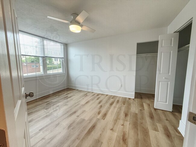 Building Photo - Avail Sept 1: 2BR Apt in Beechview, South Hills.  BEAUTIFUL design, Laminate Floors, AC, Pets OK,...