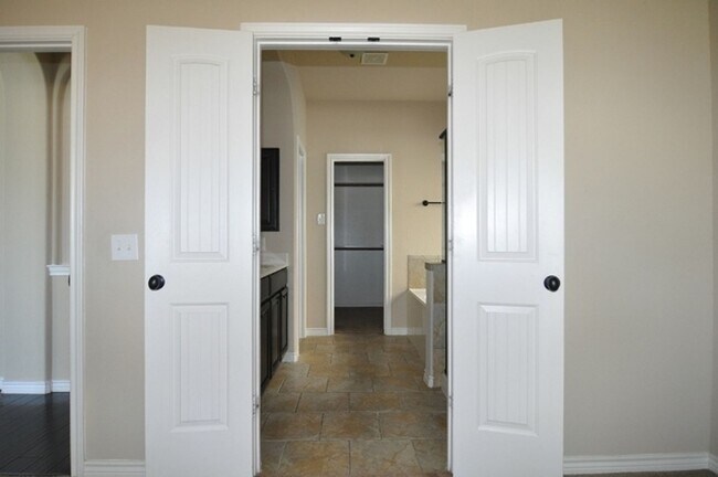Building Photo - Beautiful 4-2.5-2 with 3 living, 2 dining ...