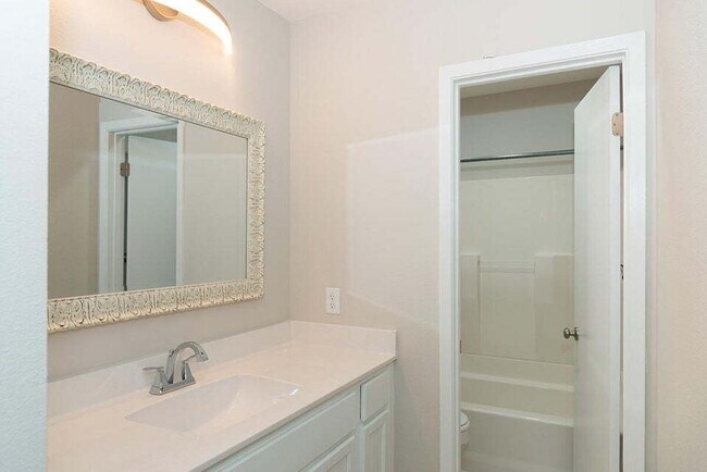 Building Photo - Coastal Charm Awaits: Cozy 3-Bedroom Home in Fort Walton Beach!