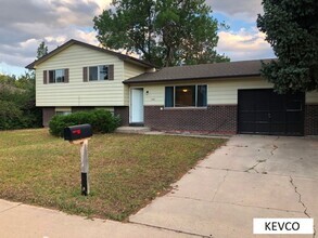 Building Photo - Sunny Split Level Home!