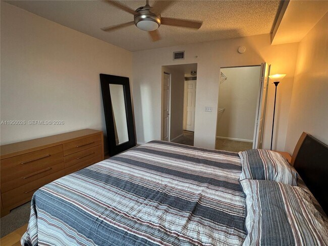 Building Photo - 17150 N Bay Rd