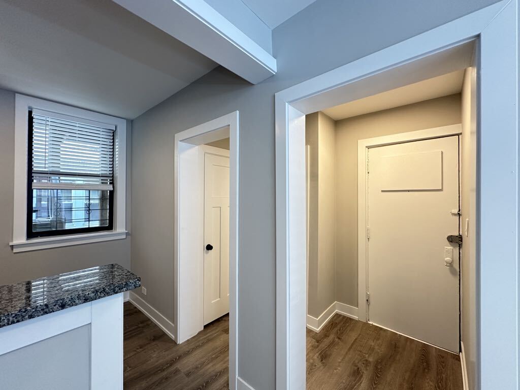 Building Photo - 4410 N Wolcott Ave