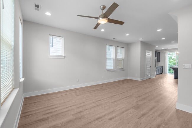 Building Photo - 570 W End Dr