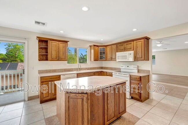 Building Photo - 8860 Fabienne Way