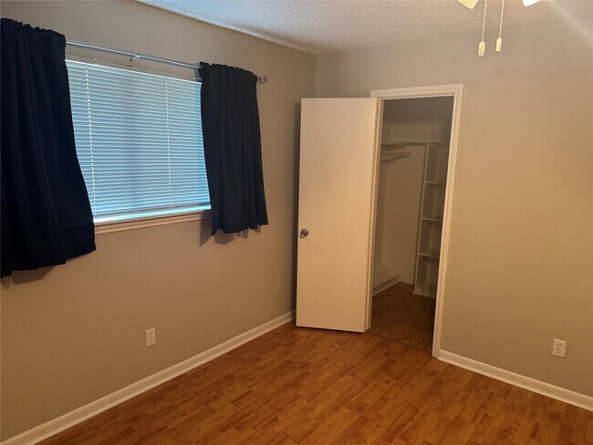 Building Photo - 5814 Viking Dr