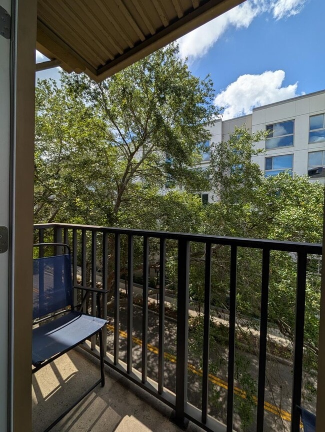 Building Photo - 1x1 Updated flooring & appliances. Includes balconette & washer & dryer
