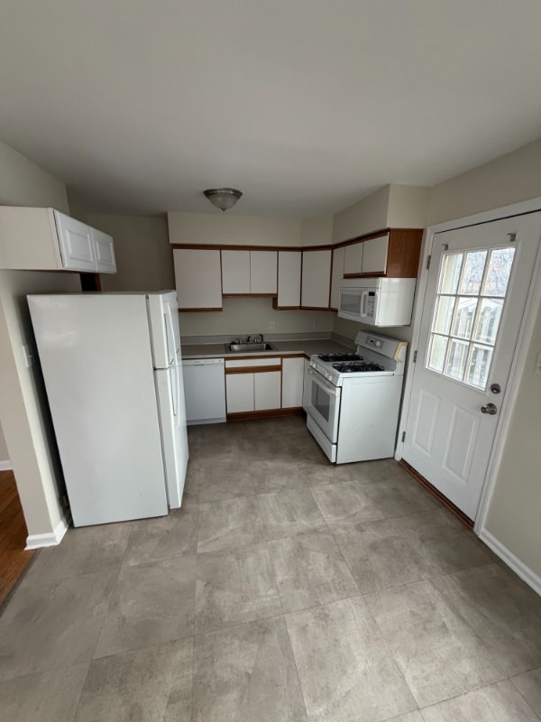 Building Photo - 400 Parkview Dr