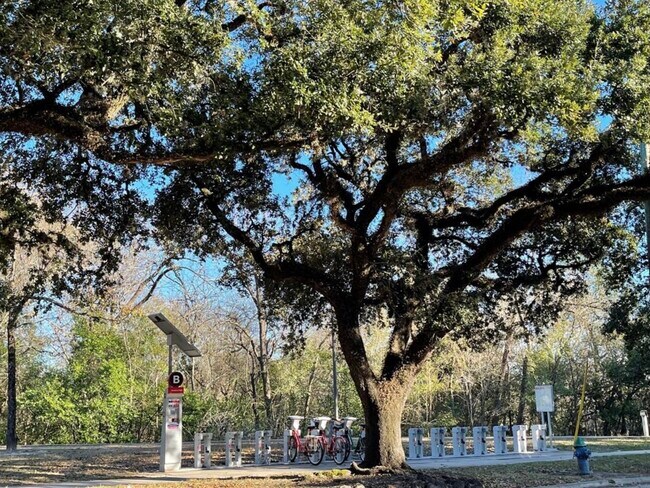 Building Photo - 2727 Houston Ave