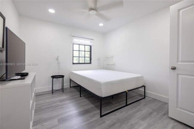 Building Photo - 345 NE 194th Ln