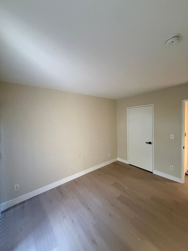 Building Photo - Beautiful 3 Bedroom 2 1/2 Bathroom Granada Hills Townhouse! Must See! Ready For Move-In!