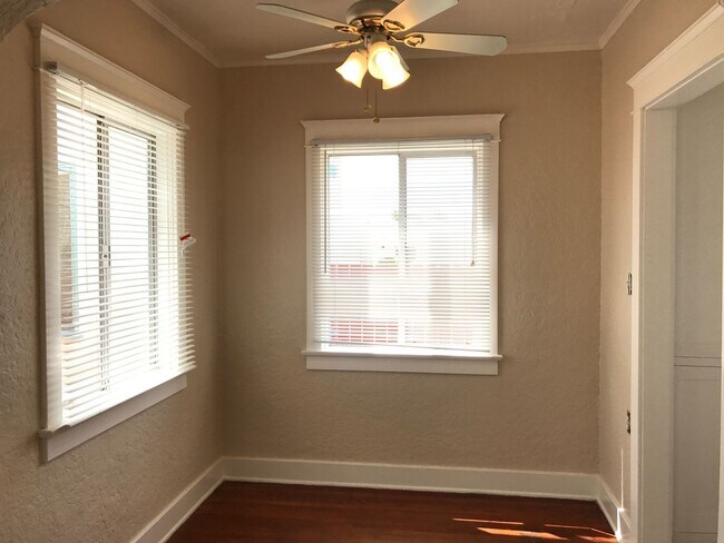 Building Photo - South Park Cottage-1BR 1BA-Freshley Painte...