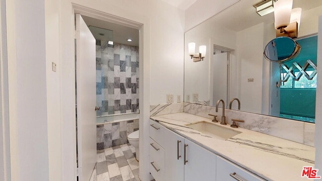 Building Photo - 525 N Sycamore Ave