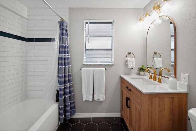 Building Photo - Discover lakeside living at its finest.