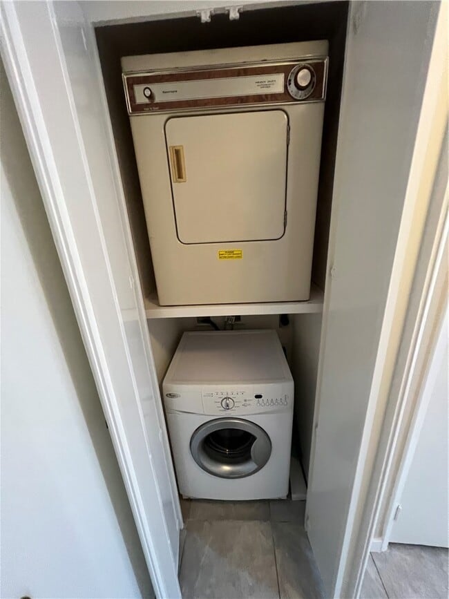 Building Photo - 23401 La Crescenta