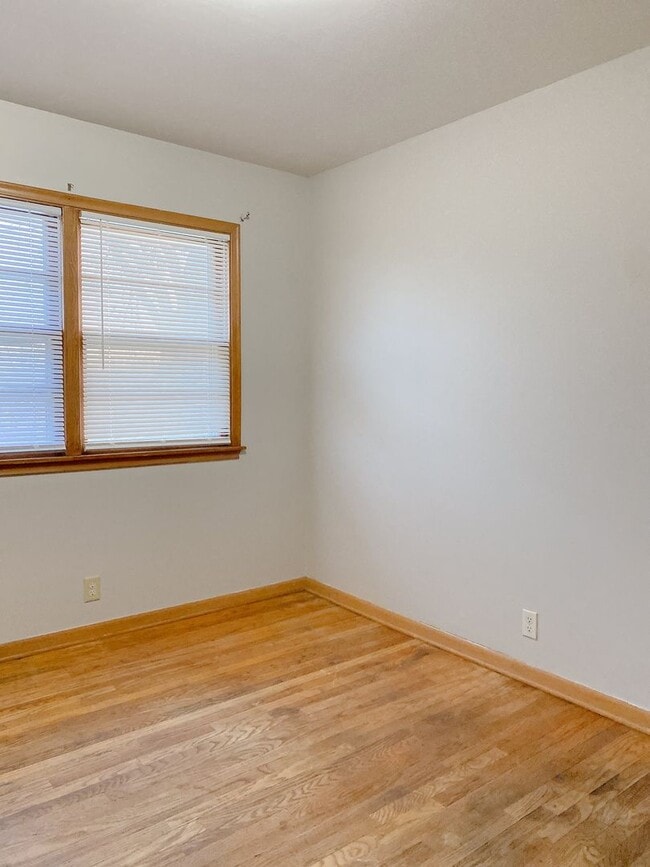 Building Photo - Beautiful 3 bed 1 bath house, over sized driveway, garage and fenced in back yard $1,695  [Move-i...