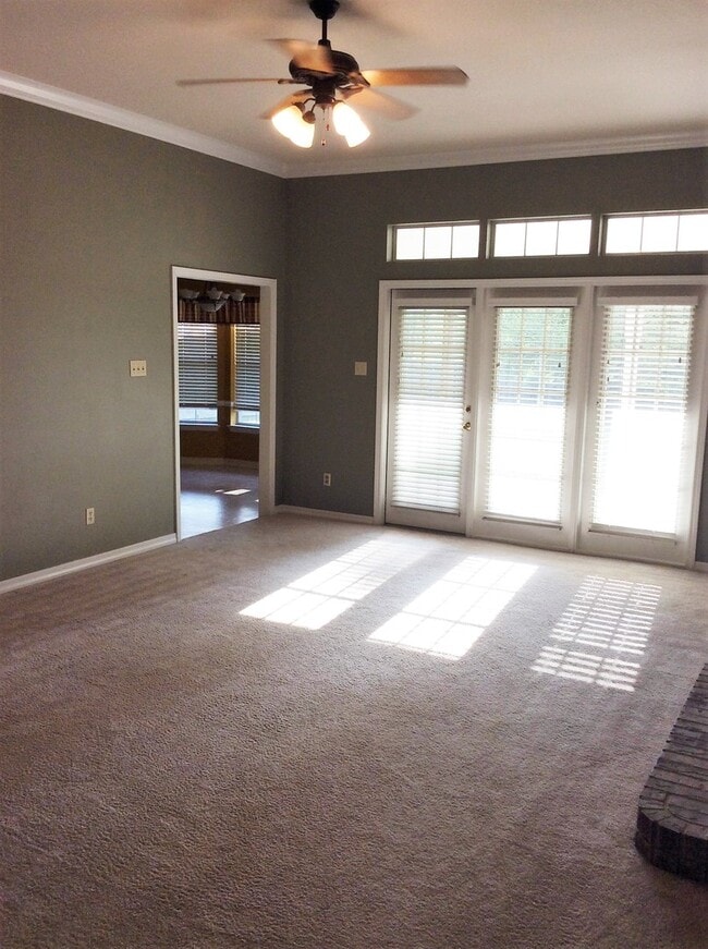 Building Photo - Great 3 bedroom, close to everything
