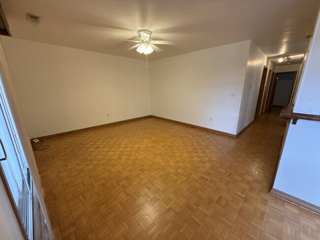 Building Photo - "Charming Space in Yukon, OK! Lawn care included!"