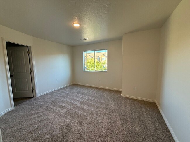 Building Photo - Remodeled 3 Bed / 2.5 Bath Townhome in Great Location