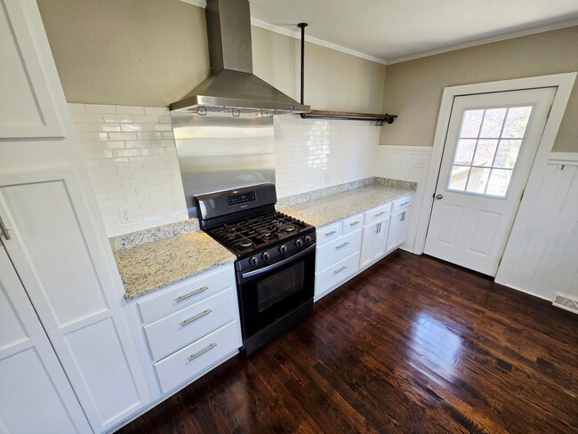 Building Photo - Charming Brick Home for Rent in Burlington