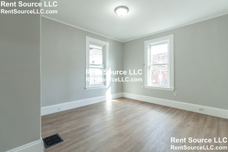 Building Photo - 97 Elm St