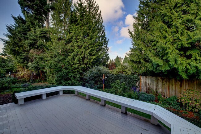Building Photo - 5Bd/2.5Ba Bellevue Home
