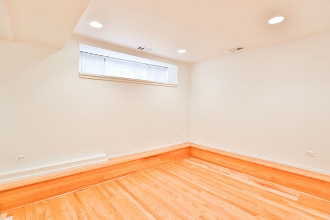 Building Photo - Amazing Noble Square Large (1600 s.f.) 3 Bedroom 2 Bath Duplex