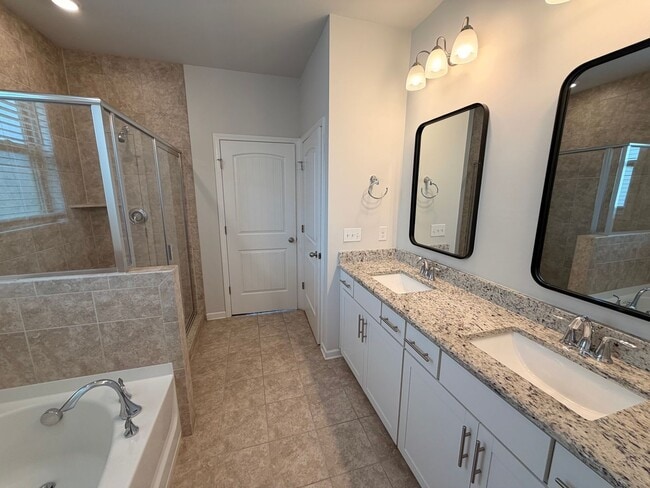Building Photo - 1/2 Off First Month's Rent! Gorgeous 4 BR 2.5 Bath in Westlawn! Minutes from Veterans Parkway, Sh...