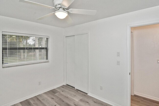 Building Photo - 1202 E 7th St