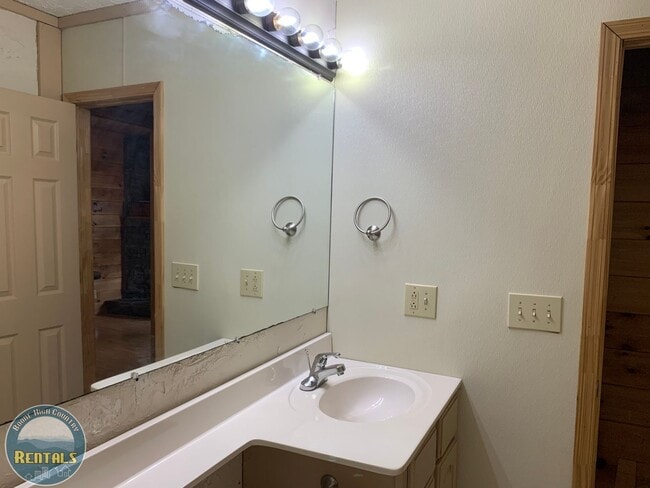 Building Photo - 647 Junaluska Rd