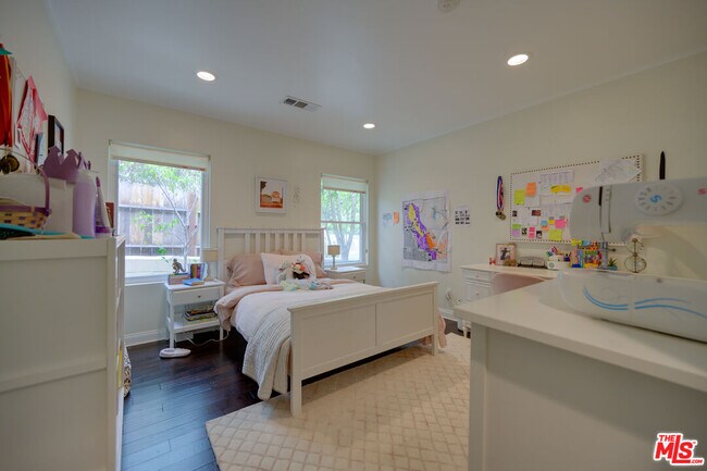Building Photo - 2241 S Beverly Dr