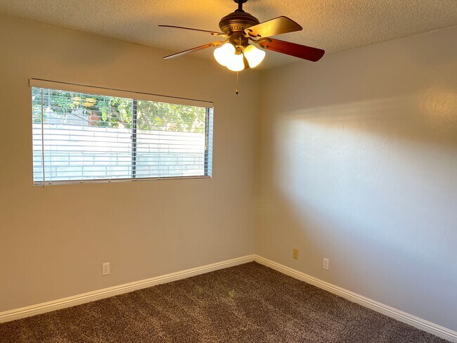 Building Photo - SOUTHWEST BAKERSFIELD MOVE-IN-SPECIAL 1/2 ...