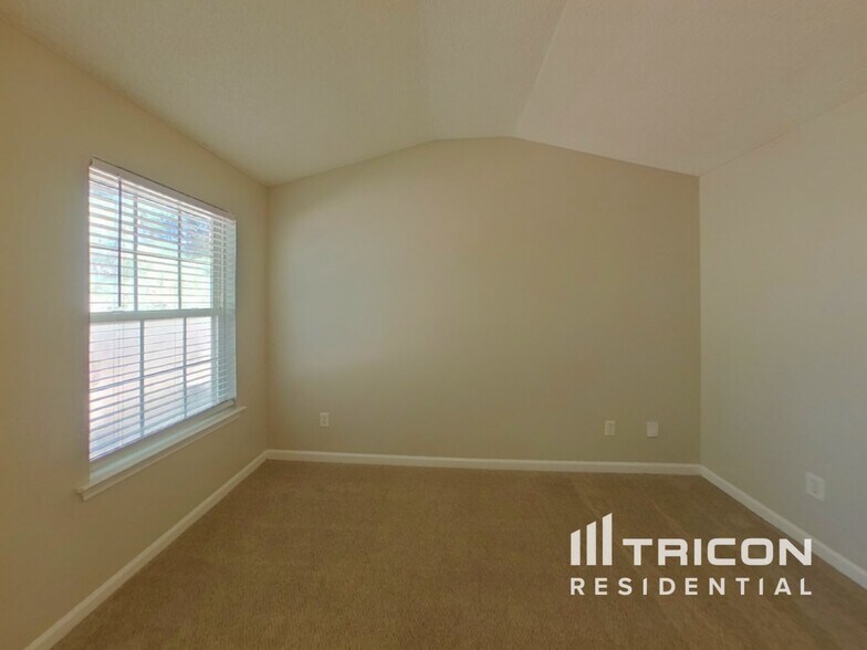 Building Photo - 2177 Red Oak Cir